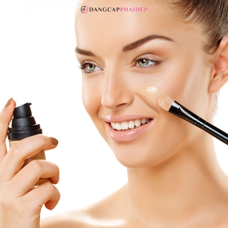 Kem lót được sử dụng ở bước đầu tiên khi make up.