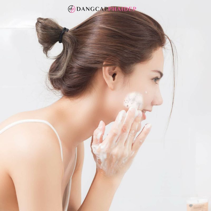 Làm sạch da sẽ giúp lấy đi lớp kem dưỡng ẩm còn sót lại trên da. Hạn chế bít tắc, gây mụn khi trang điểm.