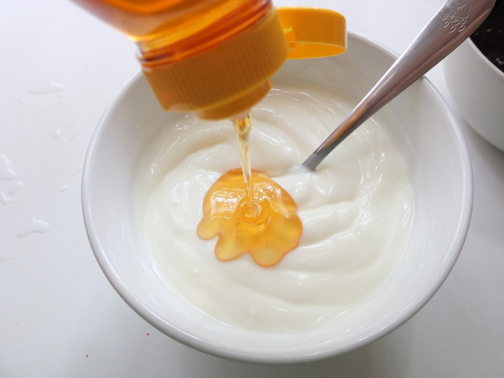 Kem dưỡng trắng da handmade bằng sữa chua và mật ong 
