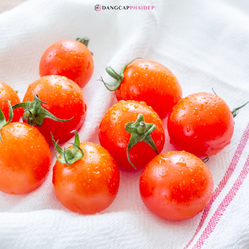Cà chua giúp phục hồi tổn thương, làm dịu đau rát.