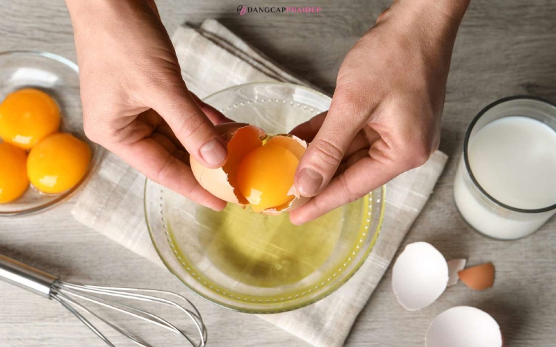 Nên lựa chọn những quả trứng gà tươi, chất lượng, đảm bảo vệ sinh an toàn thực phẩm.
