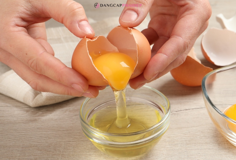 Lòng trắng trứng là thực phẩm giàu collagen lại giàu đạm.