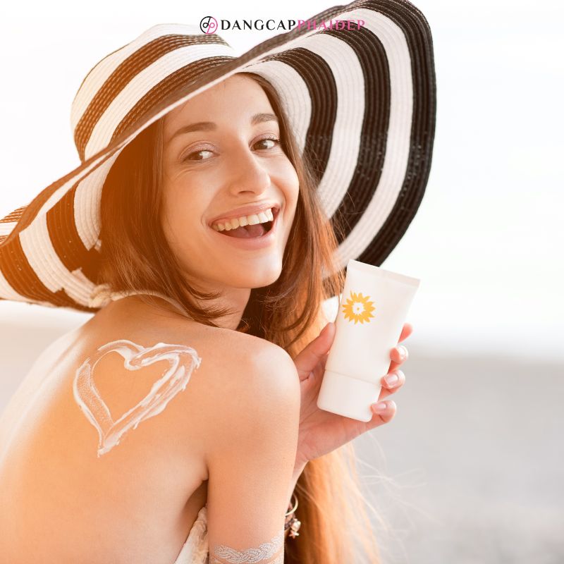 Sử dụng kem chống nắng hàng ngày giúp bảo vệ da chống lại tia cực tím.