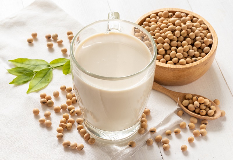 Uống sữa đậu nành nguyên chất giúp da trắng từ bên trong