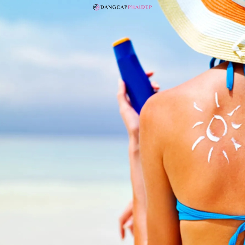 Kremi diellor mbron lëkurën tuaj nga rrezet UVA dhe UVB.