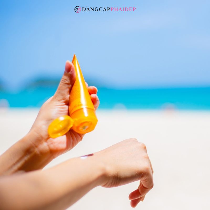 Lựa chọn kem chống nắng phù hợp với tình trạng da để tránh tình trạng nổi mụn khi bôi kem chống nắng.