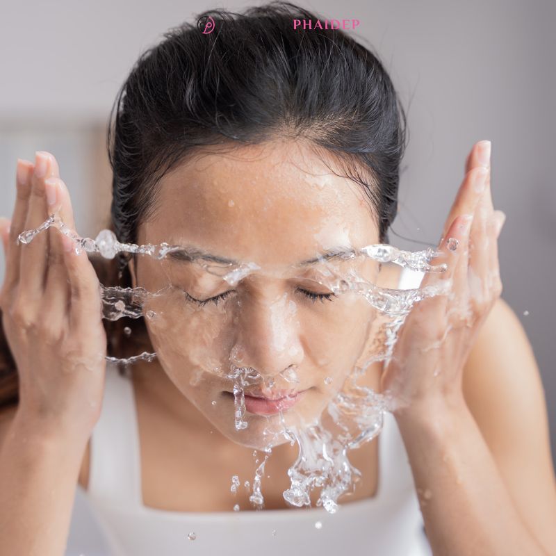 Làm sạch da mặt trước và sau bôi chống nắng để tránh dùng kem chống nắng bị mụn.
