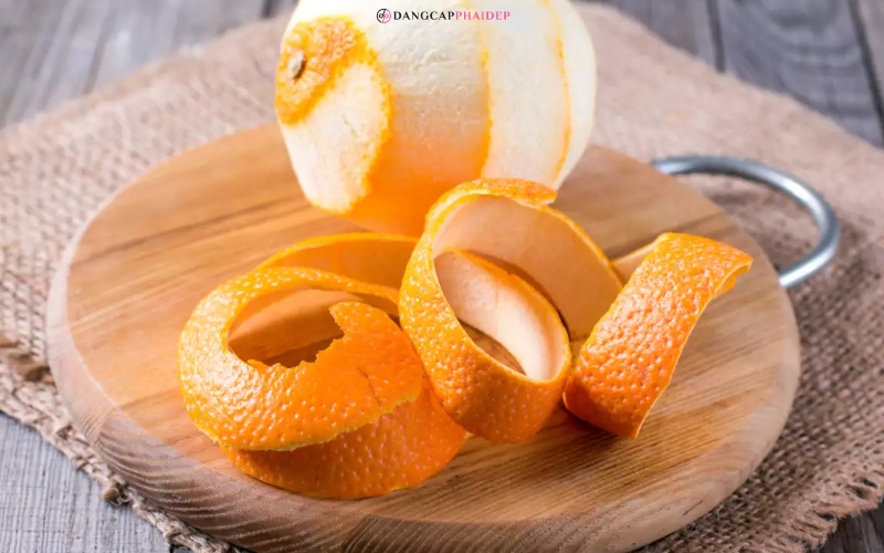 Vỏ cam là một chất làm se da tự nhiên chứa đầy chất chống oxy hóa và vitamin C.