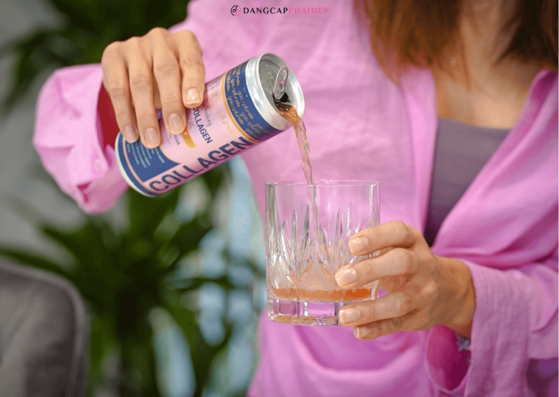 Collagen dạng nước chỉ cần lắc nhẹ, mở vỏ chai và có thể sử dụng ngay.