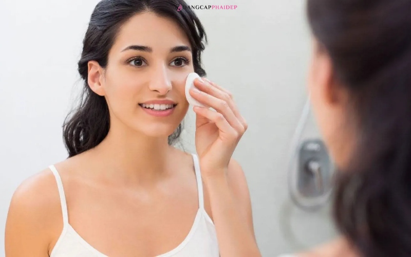 Sử dụng nước hoa hồng cho da mặt giúp tăng hiệu quả căng bóng da.