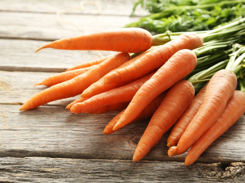 Ngoài công dụng dưỡng trắng, cà rốt còn giúp duy trì độ ẩm, cải thiện độ mịn màng của da