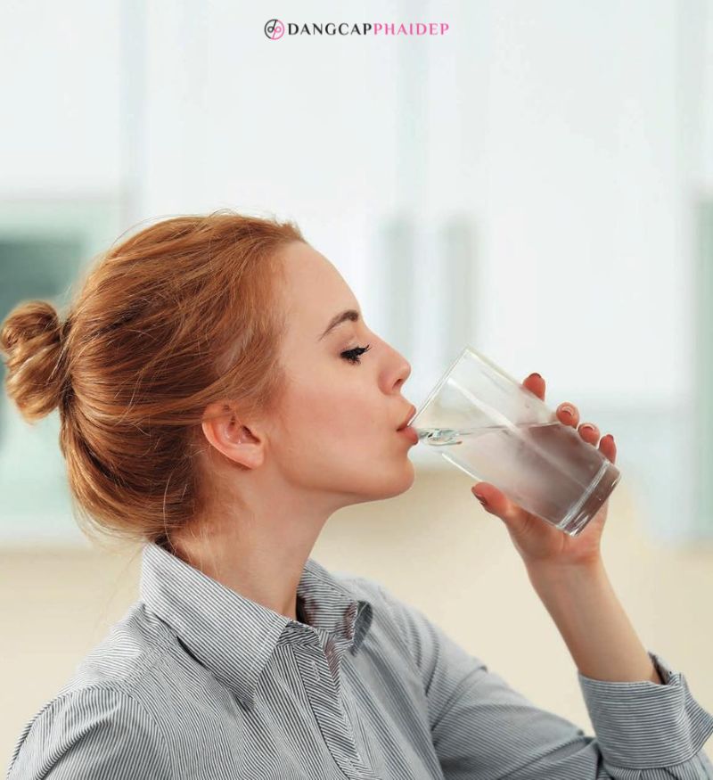 Uống nước để tránh say nắng trên da và cơ thể.