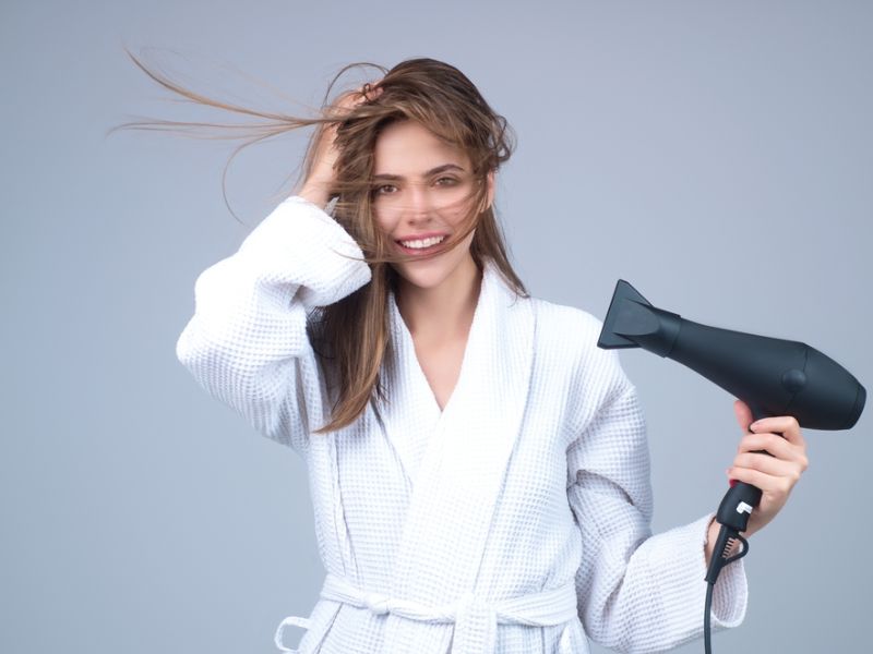 Giữ cho tóc luôn khô cũng là biện pháp giúp da đầu khỏe mạnh.