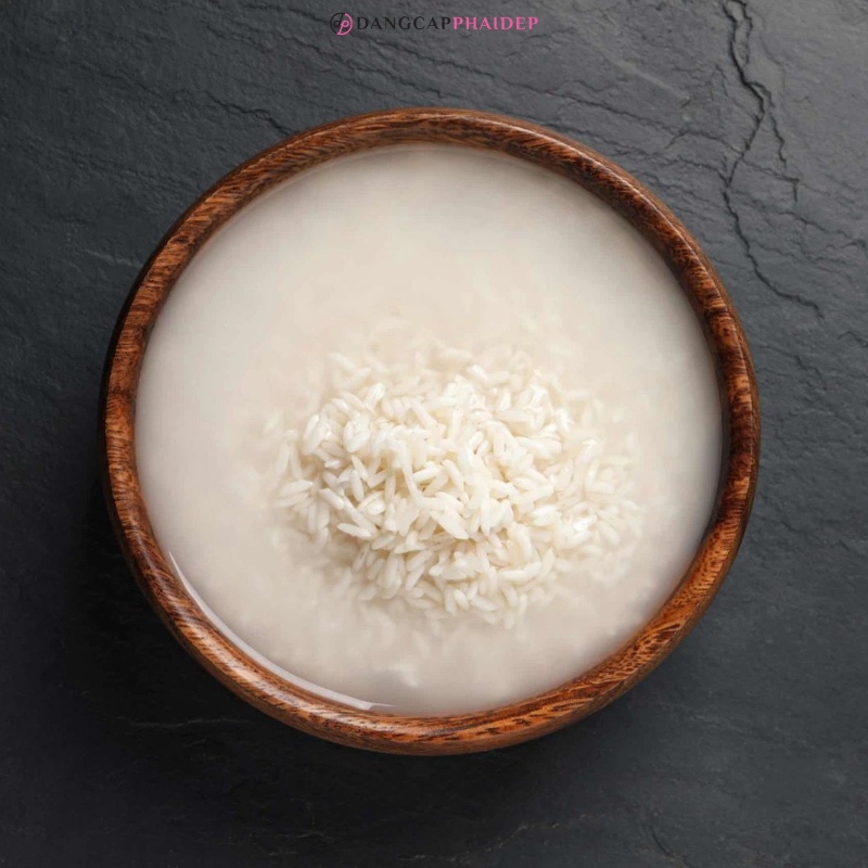 Nước vo gạo có tác dụng dưỡng trắng da, phục hồi làn da cháy nắng.