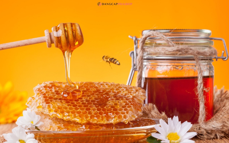 Dưỡng da bằng sữa chua và mật ong được nhiều người áp dụng.