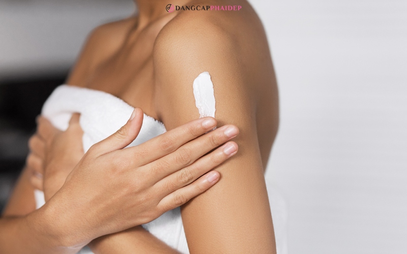 Thoa kem dưỡng thể là một bước thiết yếu trong quy trình chăm sóc da của mọi người. 