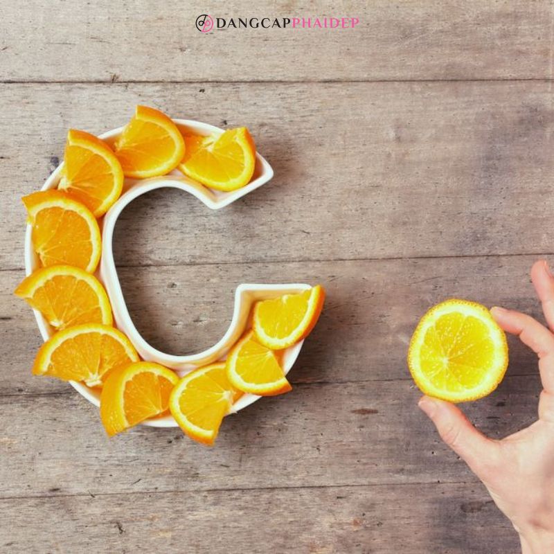 Vitamin C có đặc tính chống oxy hóa mạnh mẽ. Và ức chế enzym tyrosinase, giúp làm trắng sáng da.