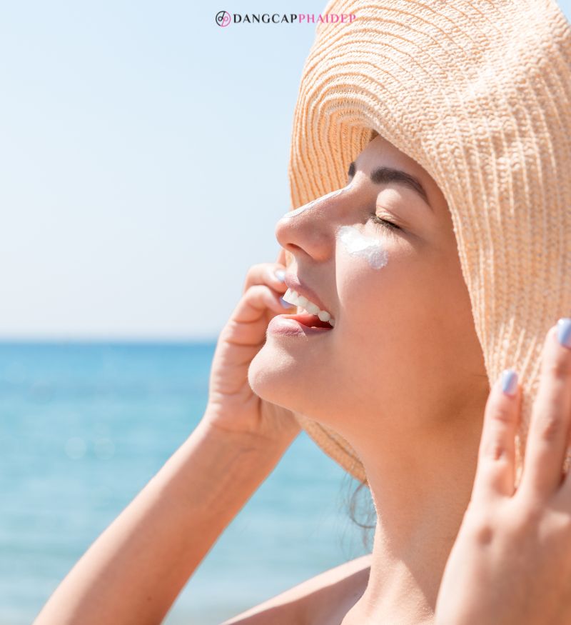 Kem chống nắng phổ rộng thường giúp da có 1 lớp trang điểm hoàn hảo hơn.