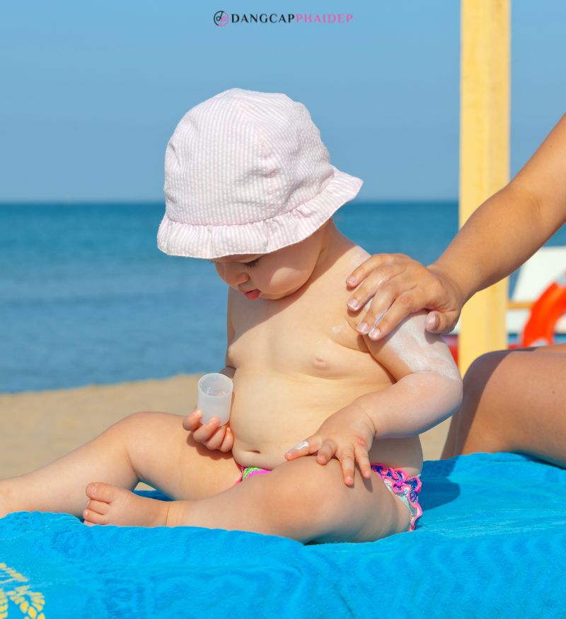 Việc sử dụng kem chống nắng phổ rộng là điều cần thiết để bảo vệ làn da mỏng manh của bé.