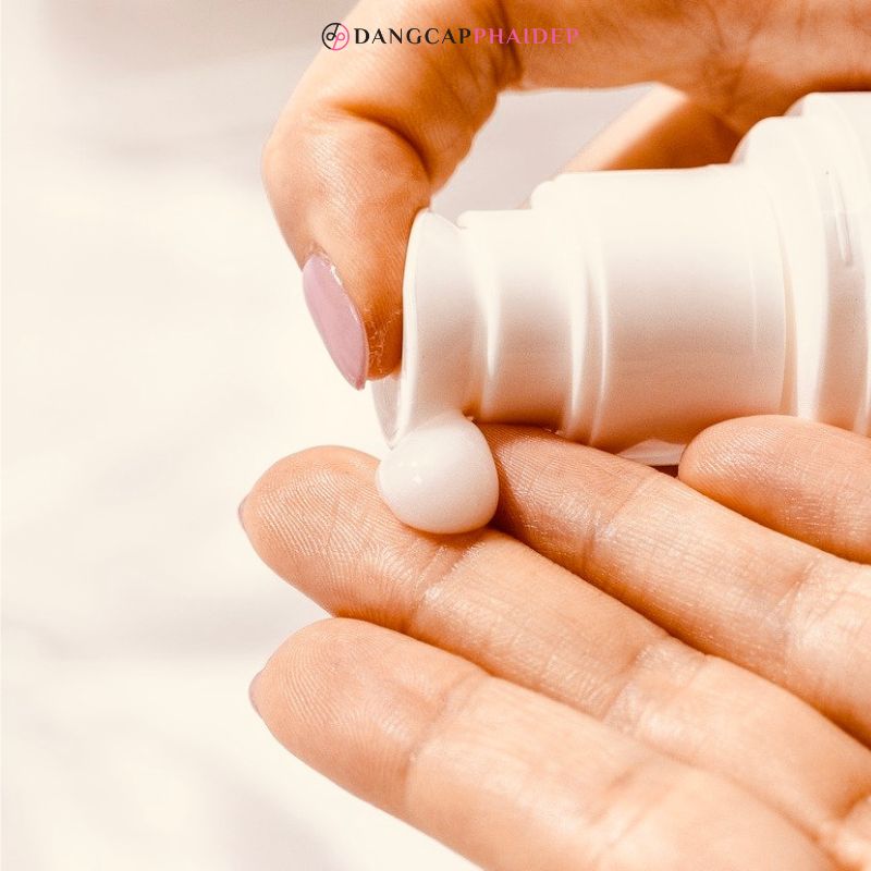 kem chống nắng vật lý thường có kết cấu dày, để lại vệt trắng trên da.