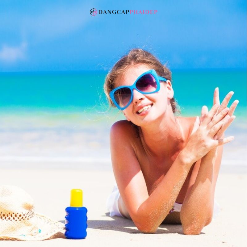 Kem chống nắng bảo vệ da chống lại các tác nhân gây hại từ tia cực tím.