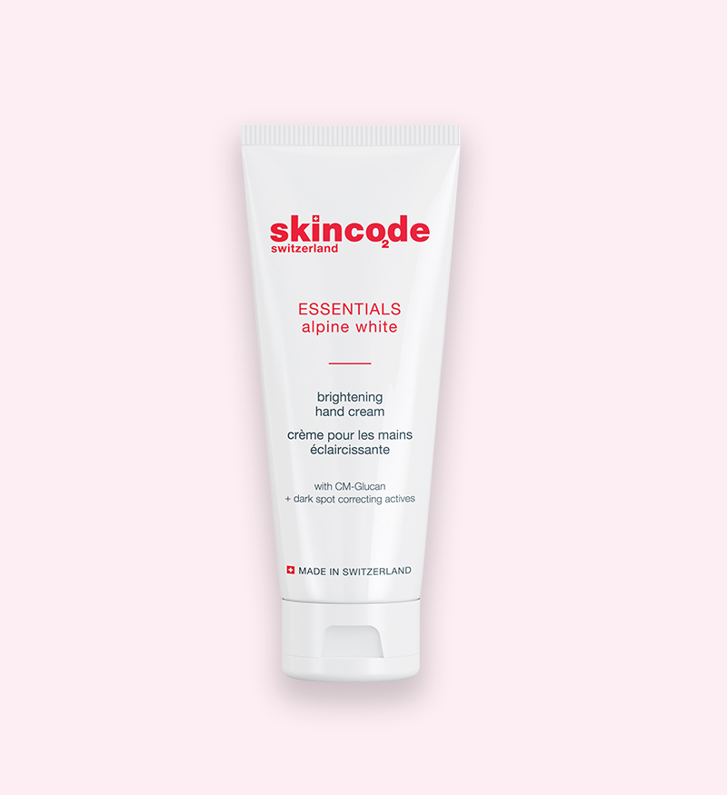 Kem dưỡng trắng bảo vệ da tay toàn diện Skincode Brightening Hand Cream.