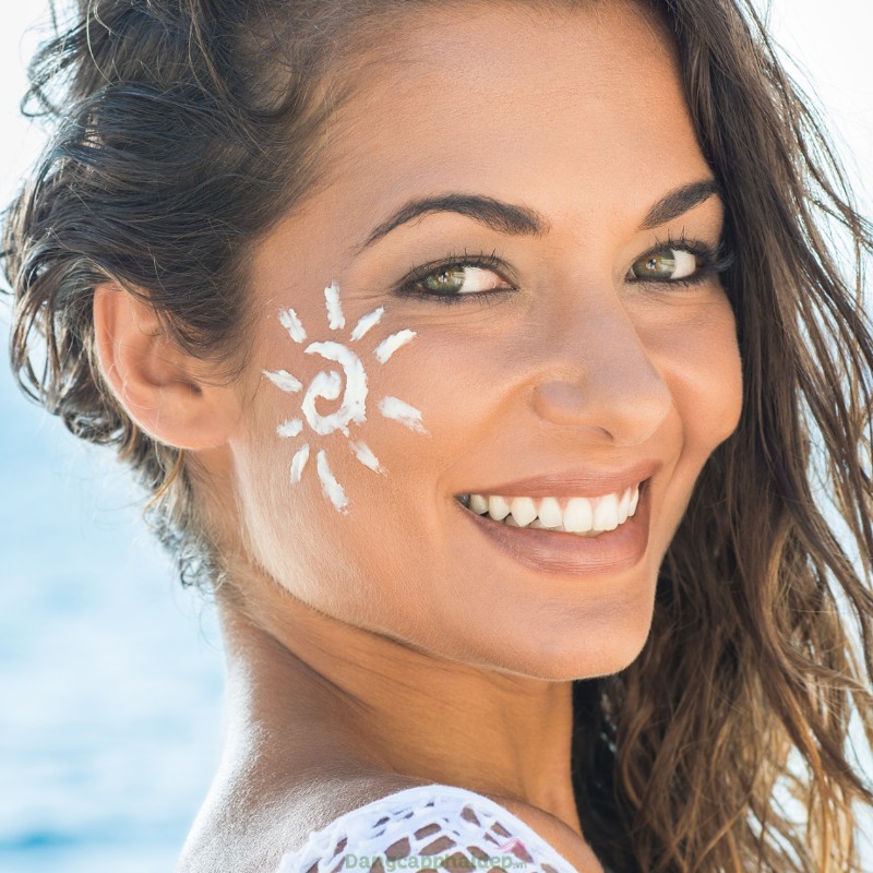 Thoa kem chống nắng là biện pháp bảo vệ da đơn giản, hiệu quả.