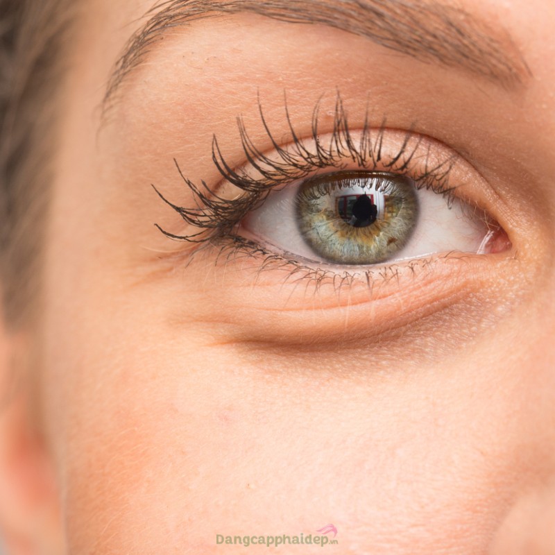 La Prairie Platinum Rare Haute-Rejuvenation Eye Elixir xóa mờ khuyết điểm vùng mắt.