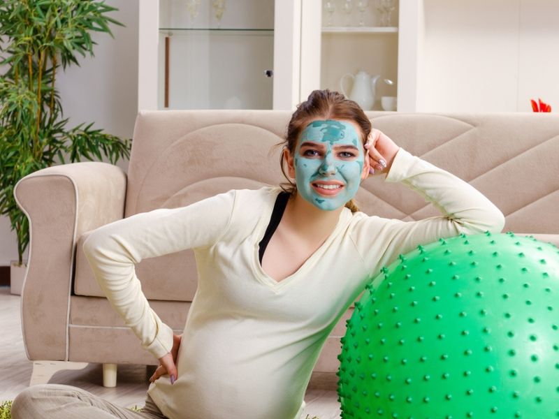 Mẹ bầu nên sử dụng các sản phẩm chăm sóc da từ thiên nhiên kết hợp vận động nhẹ nhàng