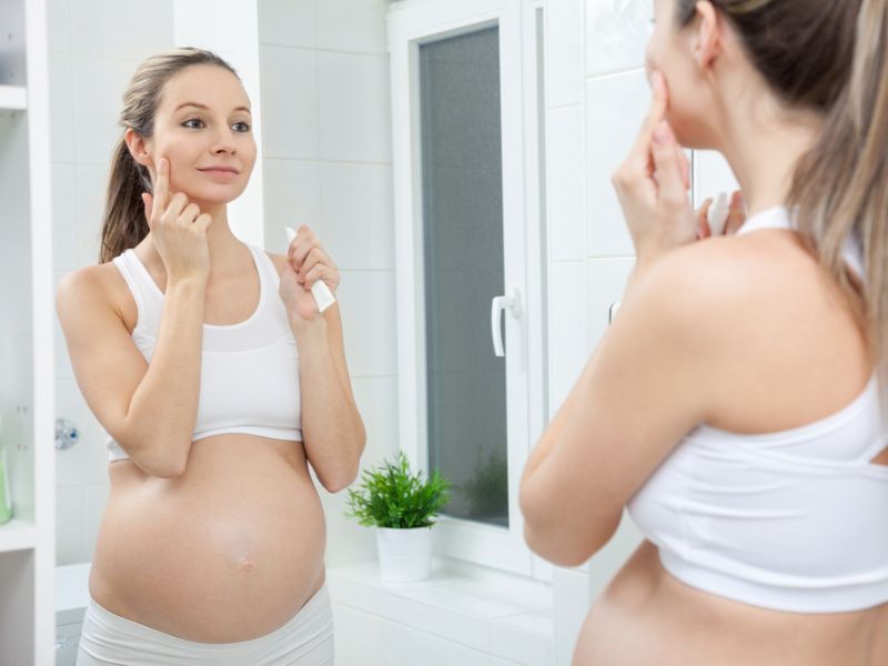 Mẹ bầu nên sử dụng các sản phẩm chăm sóc da nhẹ nhàng để đảm bảo an toàn cho mẹ và bé