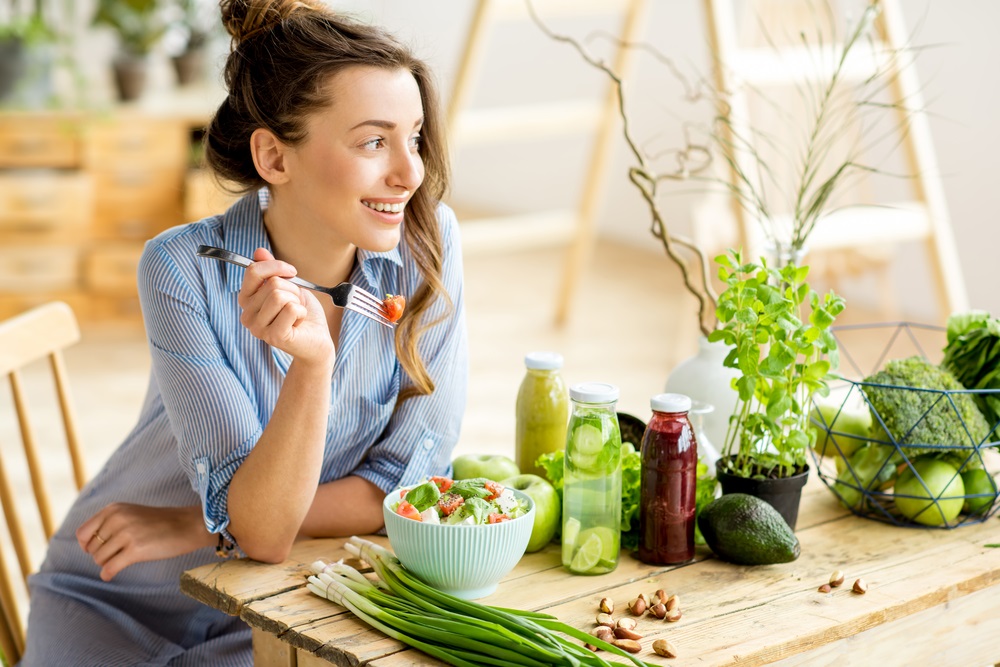 Thực hiện chế độ ăn uống đủ chất, giàu rau xanh giúp cơ thể hạn chế các dấu hiệu lão hóa