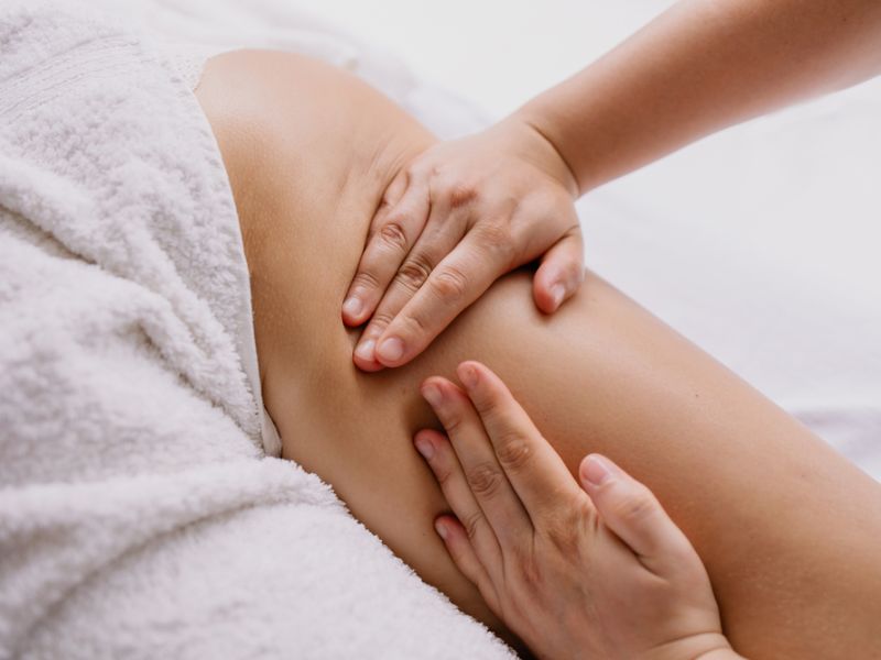 Massage da thường xuyên giúp cải thiện tình trạng da sần vỏ cam