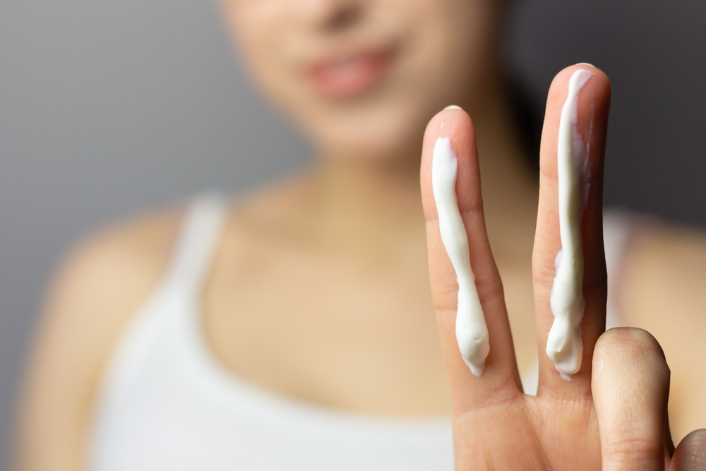 Sử dụng kem chống nắng mỗi ngày để bảo vệ da khi sử dụng Niacinamide sau peel