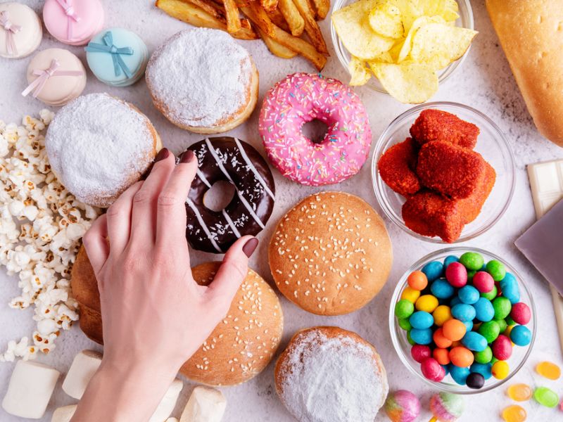 Cần hạn chế thực phẩm chứa nhiều đường vì chúng làm ảnh hưởng tiêu cực đến quá trình phục hồi da