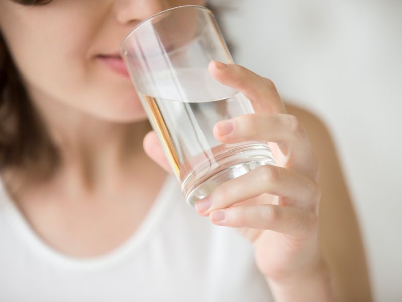 Uống đủ nước giúp cấp ẩm cho da từ bên trong 