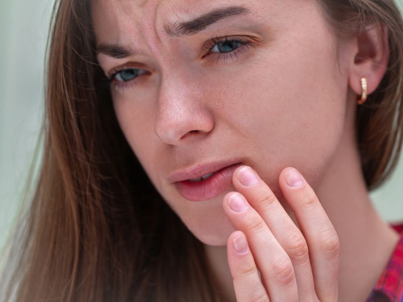 Nếu môi có tình trạng sưng tấy kéo dài bạn nên thăm khám bác sĩ để tìm hướng xử lý