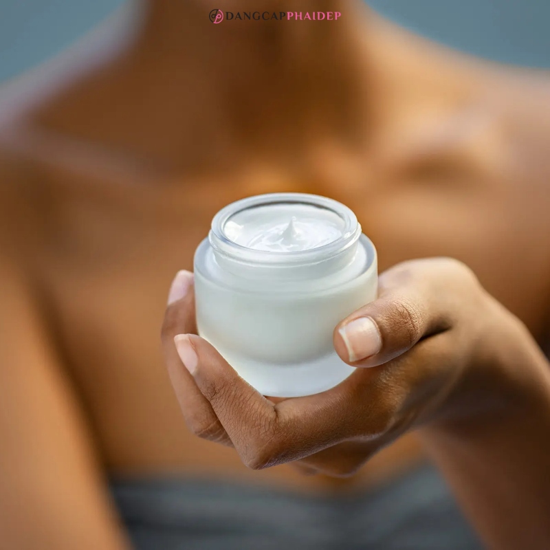 Kem dưỡng trắng có nhiều công dụng với làn da.